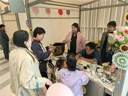 保定理工學(xué)院藝術(shù)學(xué)院師生閃耀雄安商服中心X青年藝術(shù)節(jié) ——共繪青春色彩，綻放藝術(shù)魅力