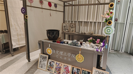 保定理工學(xué)院藝術(shù)學(xué)院師生閃耀雄安商服中心X青年藝術(shù)節(jié) ——共繪青春色彩，綻放藝術(shù)魅力