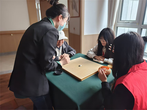 外國語學(xué)院志愿者服務(wù)隊(duì)走進(jìn)基泰頤養(yǎng)中心