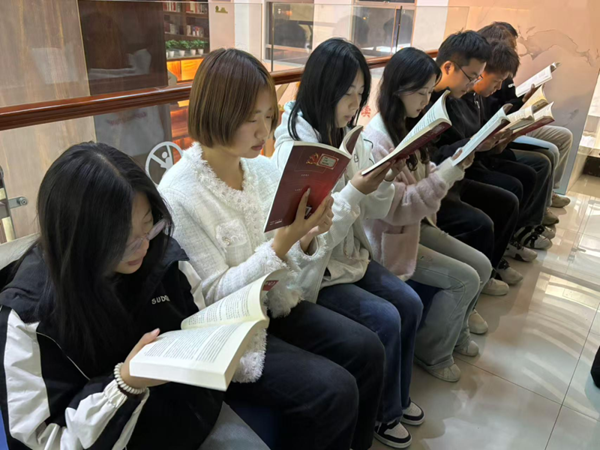 團日活動|保定理工學(xué)院|管理學(xué)院|追尋紅色記憶，傳承革命精神
