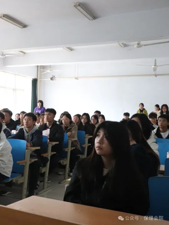 保定理工學(xué)院會(huì)計(jì)學(xué)院團(tuán)旗引領(lǐng)成長(zhǎng)路，培訓(xùn)鑄就青春夢(mèng)