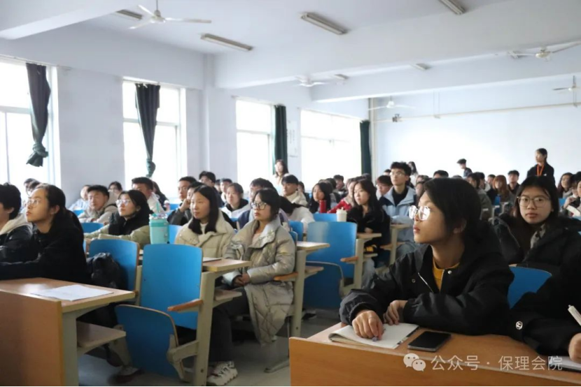 保定理工學(xué)院會(huì)計(jì)學(xué)院團(tuán)旗引領(lǐng)成長(zhǎng)路，培訓(xùn)鑄就青春夢(mèng)
