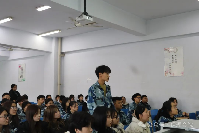 保定理工學(xué)院會(huì)計(jì)學(xué)院團(tuán)旗引領(lǐng)成長(zhǎng)路，培訓(xùn)鑄就青春夢(mèng)