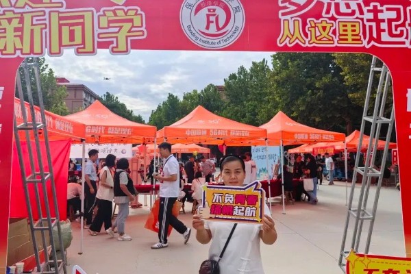 家校共筑——2024級(jí)新生一見傾“新”，家長專訪