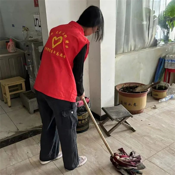 尊老敬老，情暖重陽——保定理工學院走進南祥園敬老院開展關愛慰問老人活動