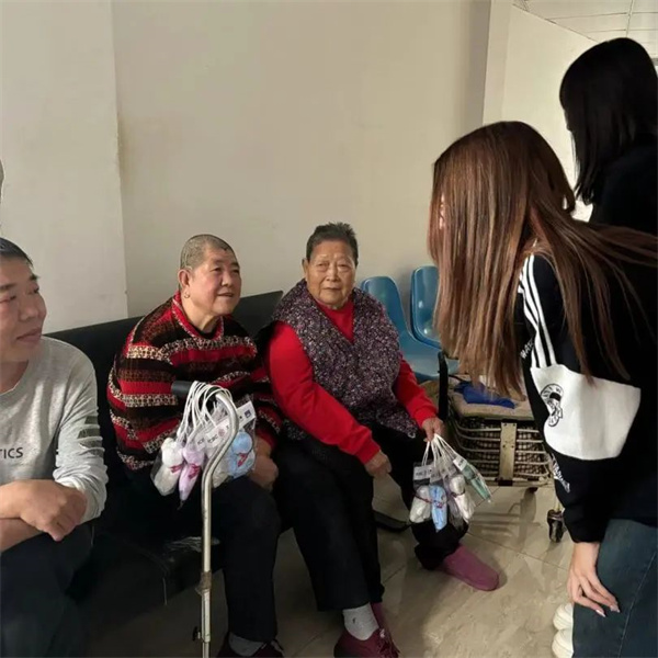 尊老敬老，情暖重陽——保定理工學院走進南祥園敬老院開展關愛慰問老人活動