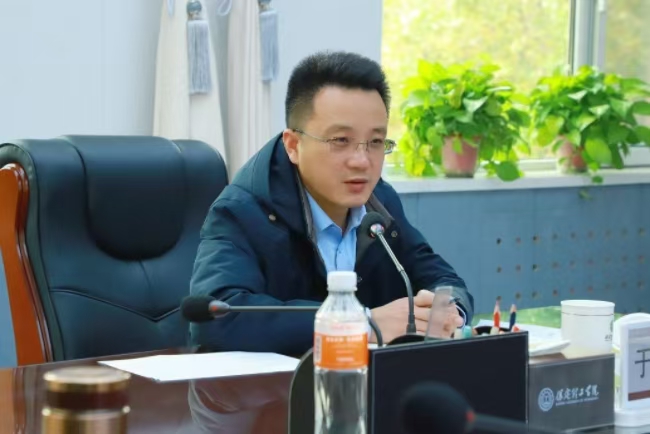 保定理工學(xué)院召開中層干部例會暨月度重點工作匯報會