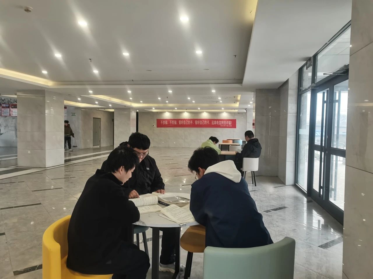 宿舍大廳“悠韻角”,休閑桌椅待君歇