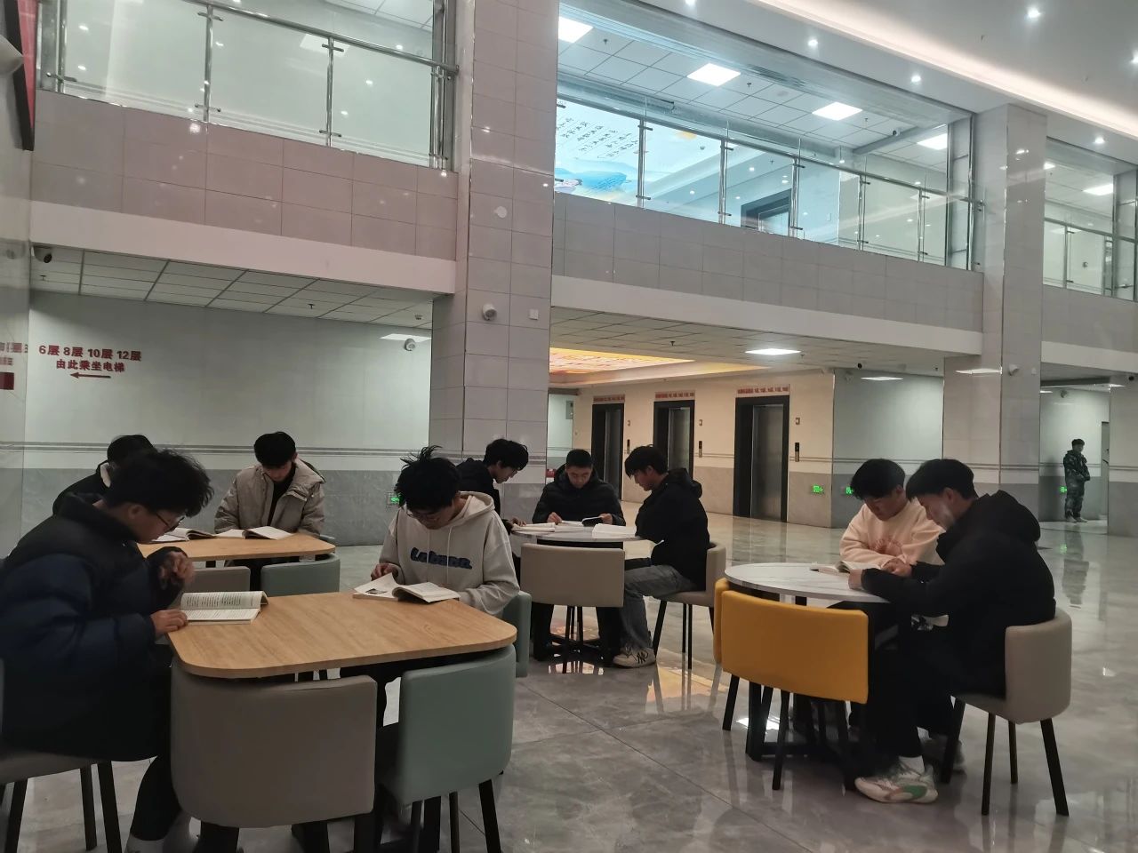 宿舍大廳“悠韻角”,休閑桌椅待君歇