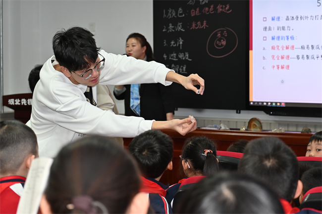 “科普進(jìn)校園，共筑科技?jí)簟北６ɡ砉W(xué)院地質(zhì)館攜手河北先鋒晨光學(xué)校開展科普研學(xué)活動(dòng)