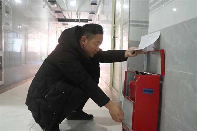 嚴(yán)檢校園設(shè)施  筑牢安全防線(xiàn)--保定理工學(xué)院組織開(kāi)展安全大檢查