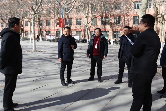 嚴(yán)檢校園設(shè)施  筑牢安全防線(xiàn)--保定理工學(xué)院組織開(kāi)展安全大檢查
