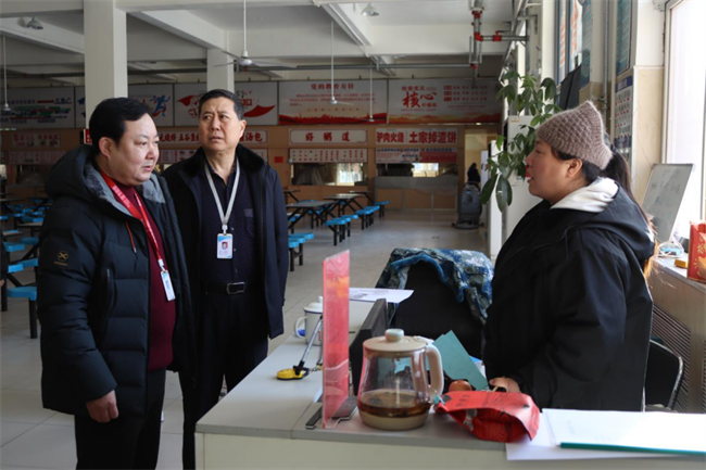 嚴(yán)檢校園設(shè)施  筑牢安全防線(xiàn)--保定理工學(xué)院組織開(kāi)展安全大檢查