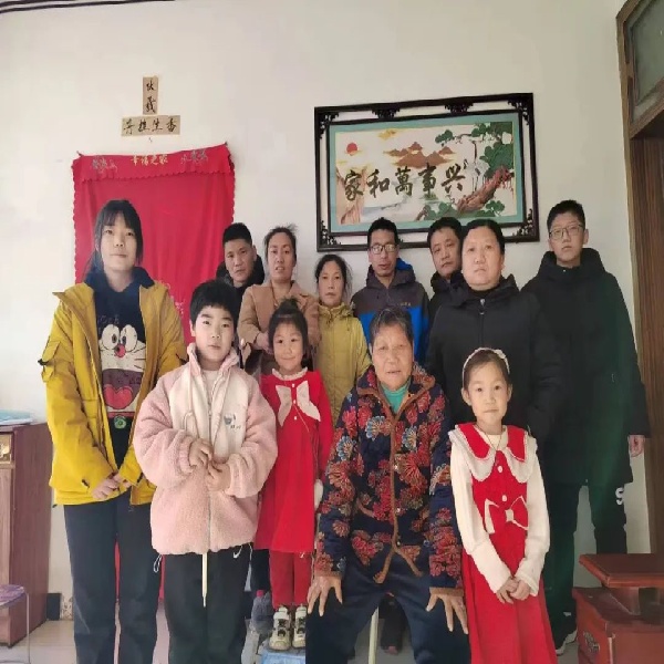 福滿共團圓，定格幸福家——經(jīng)濟學(xué)院開展“曬團圓·秀幸?！弊蠲廊腋Ｕ骷顒? onmousewheel=