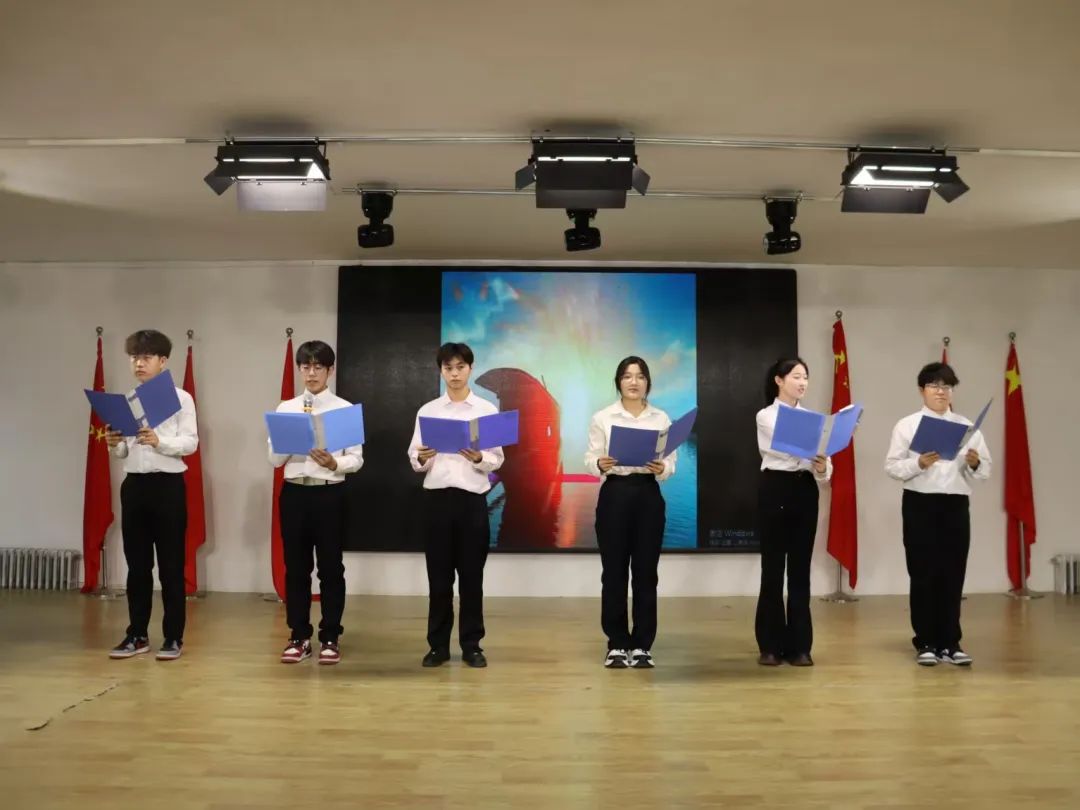 弘揚(yáng)雷鋒精神，爭(zhēng)做時(shí)代新人