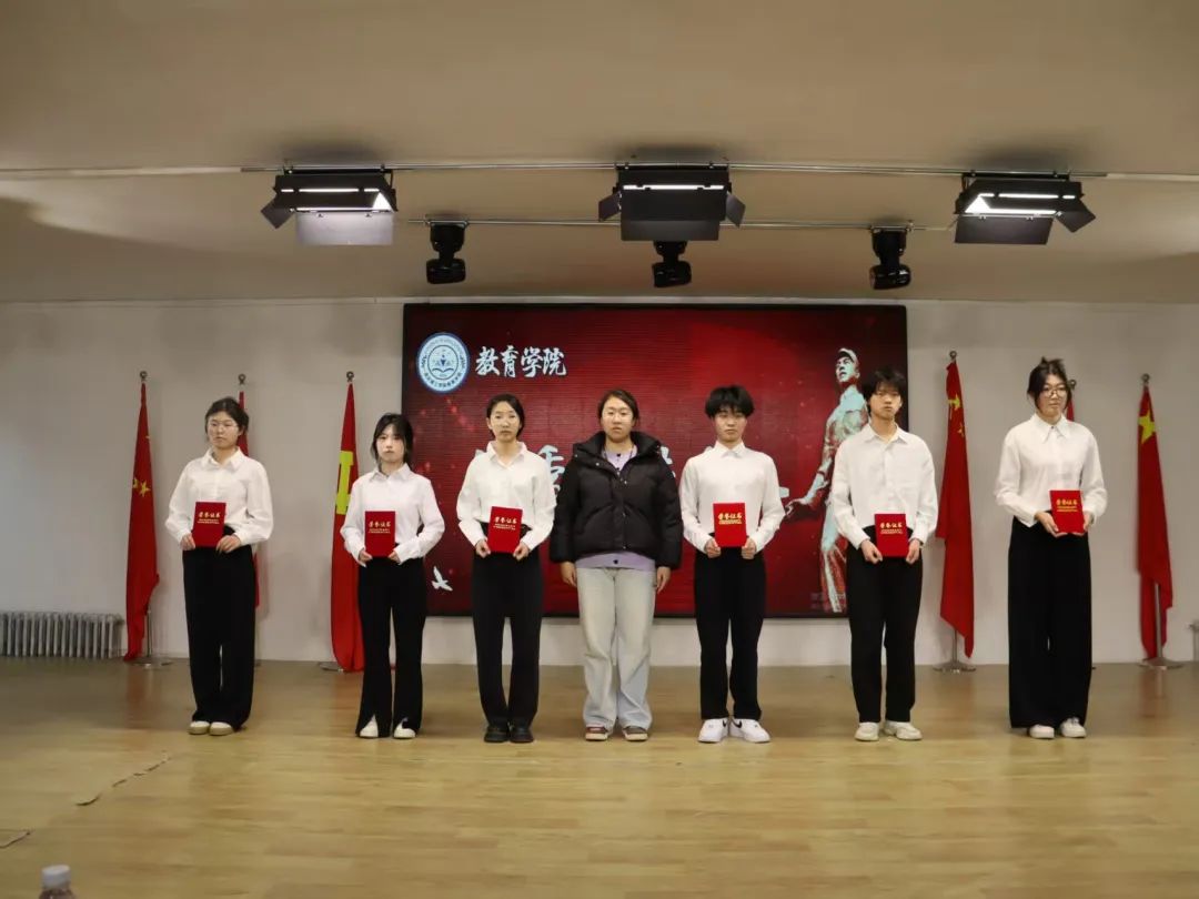 弘揚(yáng)雷鋒精神，爭(zhēng)做時(shí)代新人