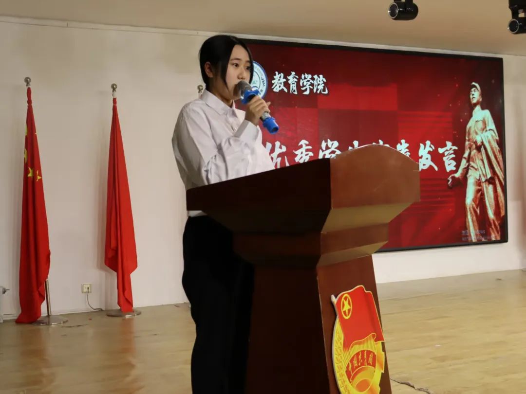 弘揚(yáng)雷鋒精神，爭(zhēng)做時(shí)代新人