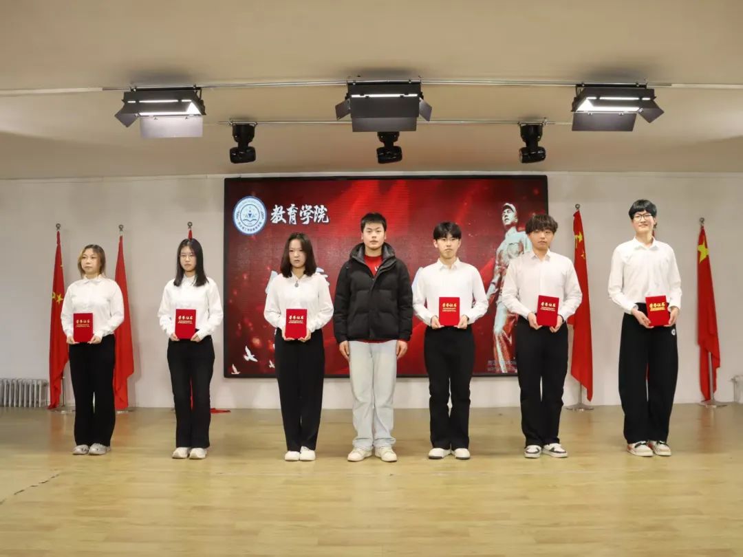 弘揚(yáng)雷鋒精神，爭(zhēng)做時(shí)代新人