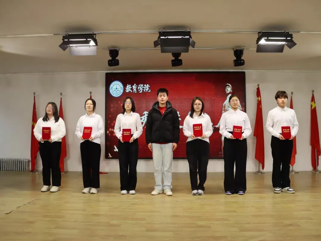 弘揚(yáng)雷鋒精神，爭(zhēng)做時(shí)代新人