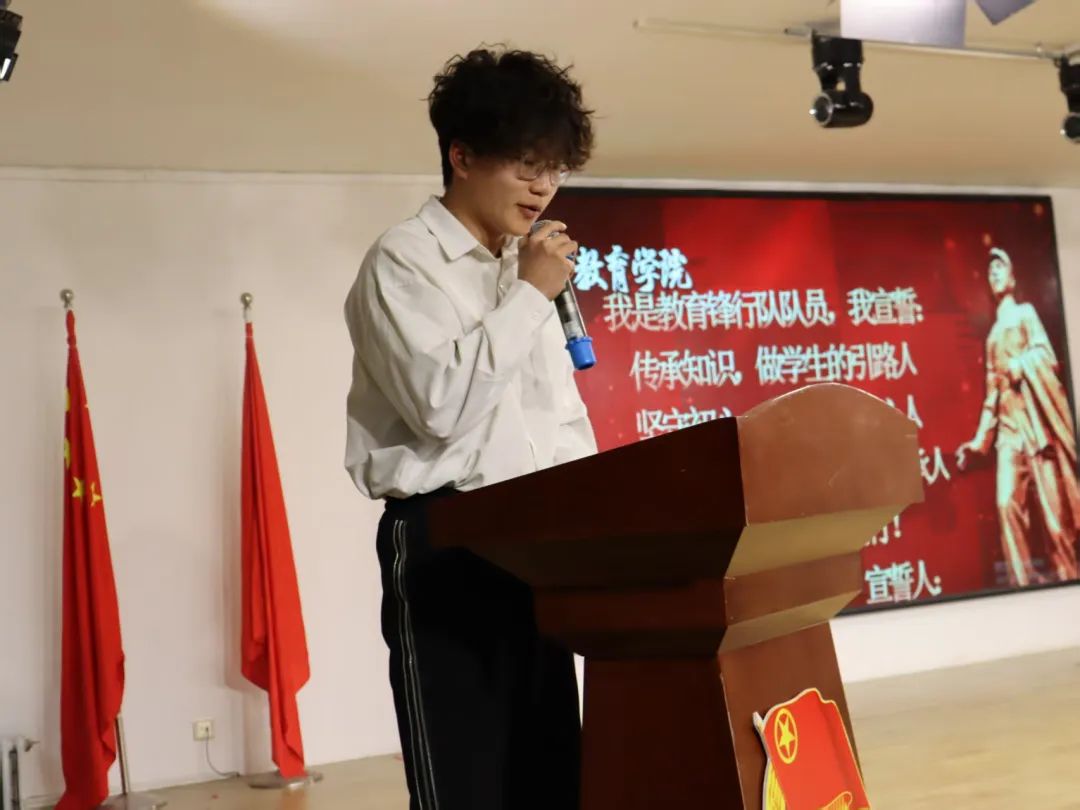 弘揚(yáng)雷鋒精神，爭(zhēng)做時(shí)代新人