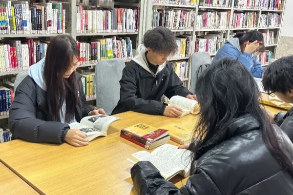 保定理工學(xué)院經(jīng)濟(jì)學(xué)院：圖書館里的自律風(fēng)景，學(xué)風(fēng)與感恩教育的生動(dòng)實(shí)踐