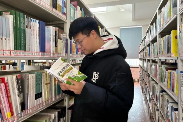 保定理工學(xué)院經(jīng)濟(jì)學(xué)院：圖書館里的自律風(fēng)景，學(xué)風(fēng)與感恩教育的生動(dòng)實(shí)踐