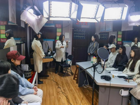 攜手共繪2025人才培養(yǎng)方案新藍(lán)圖 ——播音與主持藝術(shù)專業(yè)團(tuán)隊(duì)赴河北大學(xué)深度調(diào)研交流