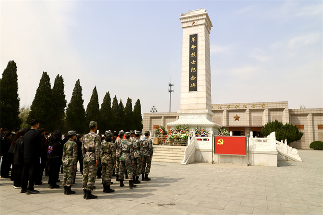 清明緬懷先烈志 青春共筑家國夢 ——保定理工學(xué)院開展主題祭掃活動