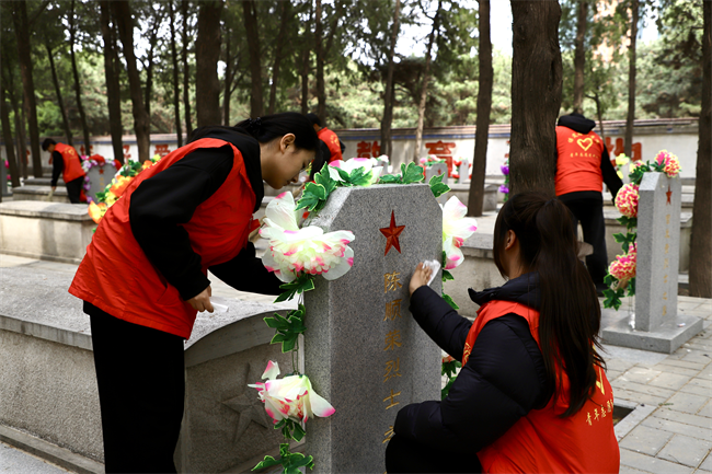 清明緬懷先烈志 青春共筑家國夢 ——保定理工學(xué)院開展主題祭掃活動