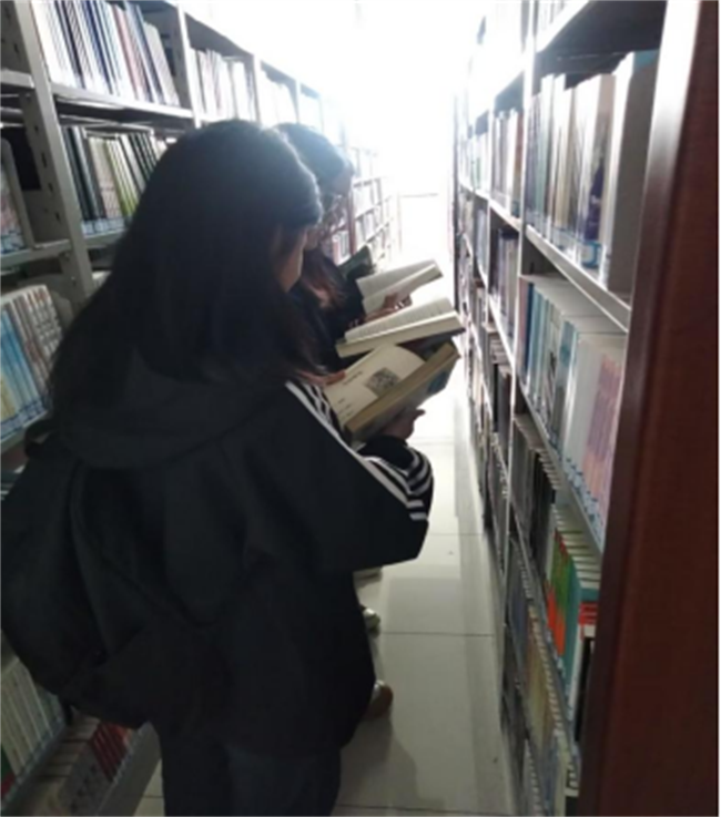 康復醫(yī)學院同學積極參與圖書館讀書月借書活動