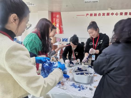 扎染啟新韻 傳承向未來 視覺傳達設(shè)計專業(yè)扎染教學(xué)活動成果豐碩