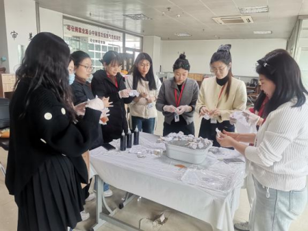 扎染啟新韻 傳承向未來 視覺傳達設(shè)計專業(yè)扎染教學(xué)活動成果豐碩
