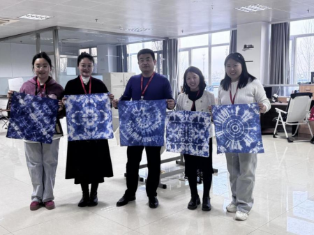 扎染啟新韻 傳承向未來 視覺傳達設(shè)計專業(yè)扎染教學(xué)活動成果豐碩