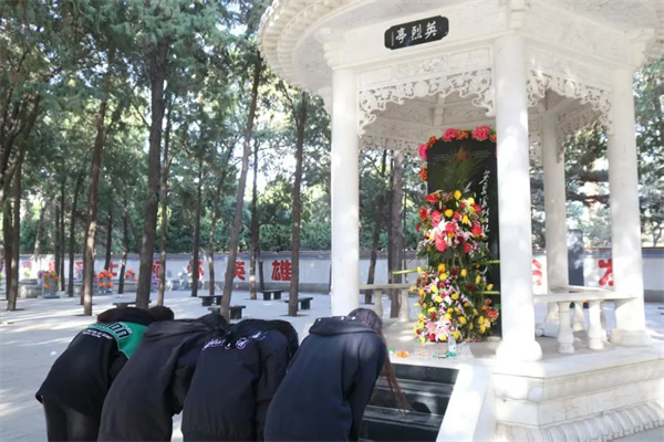 【黨心凝聚，團(tuán)建生輝】清明祭忠魂，追遠(yuǎn)思奮進(jìn)——保定理工學(xué)院經(jīng)濟(jì)學(xué)院開展徒步祭掃烈士陵園活動(dòng)