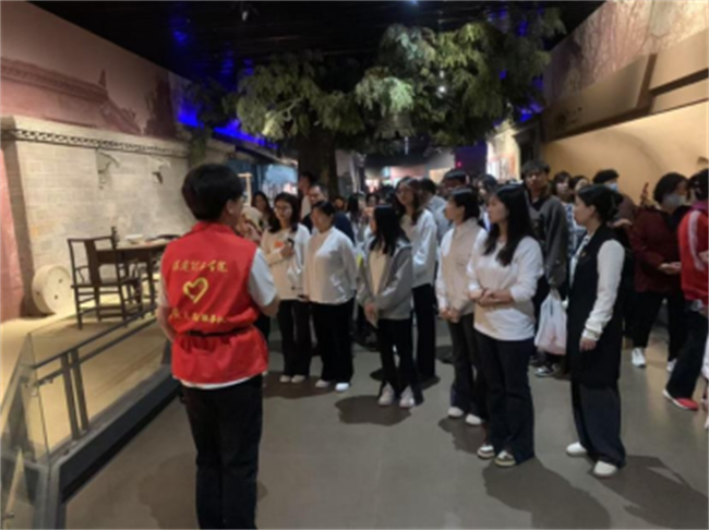 傳承紅色基因，勇做時代新人//外國語學(xué)院組織青年黨員去冉莊學(xué)習(xí)