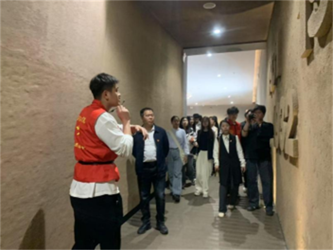 傳承紅色基因，勇做時代新人//外國語學(xué)院組織青年黨員去冉莊學(xué)習(xí)