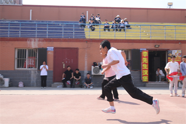 【健行賽場，急救先鋒】“康”體賦能展活力 “經(jīng)”英逐夢共燃情——經(jīng)濟學(xué)院聯(lián)合康復(fù)醫(yī)學(xué)院共同舉辦4*100M激情接力比賽