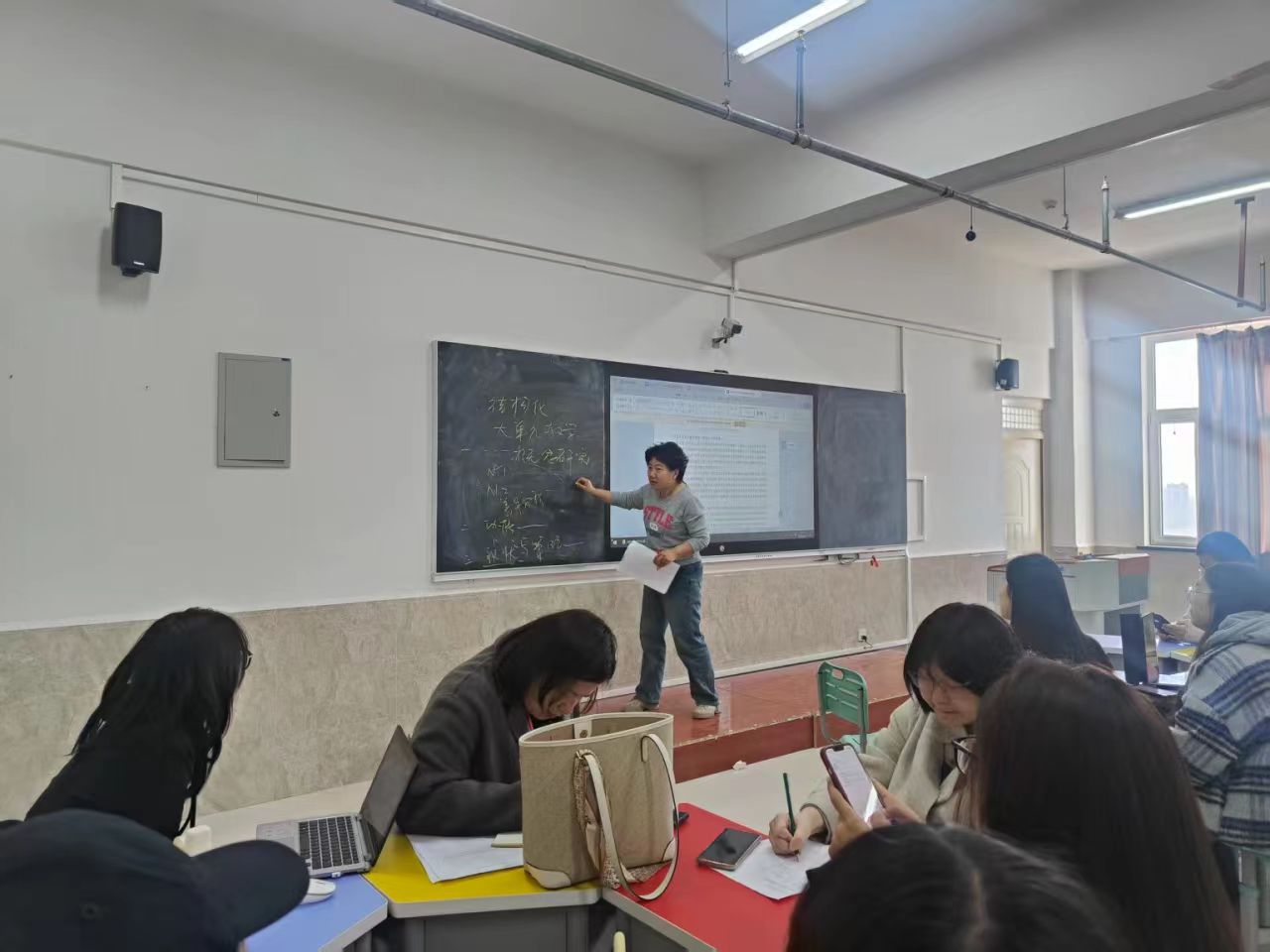 春風(fēng)化雨育桃李，論文指導(dǎo)啟新程