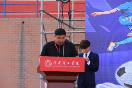 “馳騁綠茵舞臺(tái)，綻放拼搏華彩”