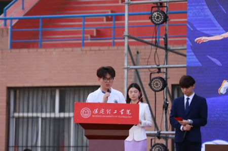 “馳騁綠茵舞臺(tái)，綻放拼搏華彩”