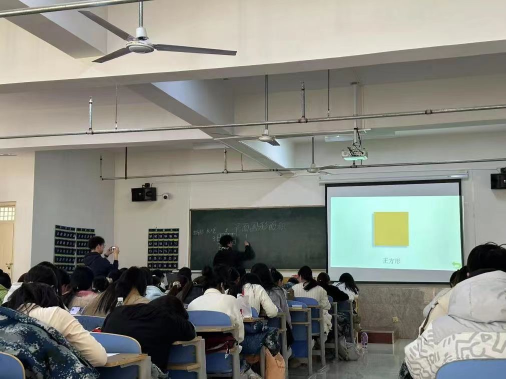 于數(shù)學(xué)天地，悟?qū)捜萘α?——<數(shù)學(xué)思維與方法> 課程思政新探索
