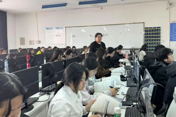 培根鑄魂擔使命，啟智潤心育新人?———“書記進課堂”共促教學質(zhì)量提升
