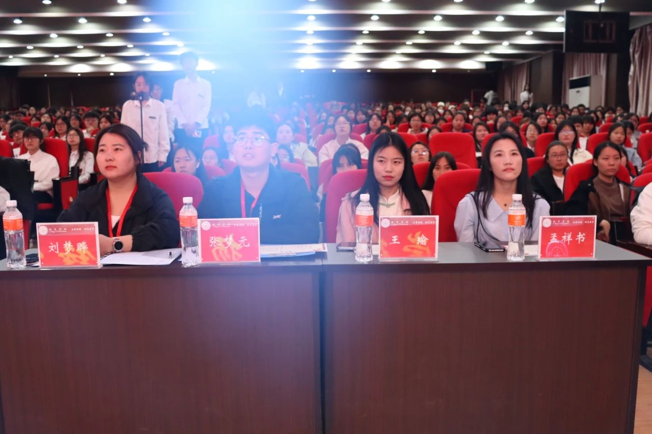 “崇德尚學(xué)揚(yáng)師道，鋒華正茂育新人”三月份教育學(xué)院表彰大會(huì)