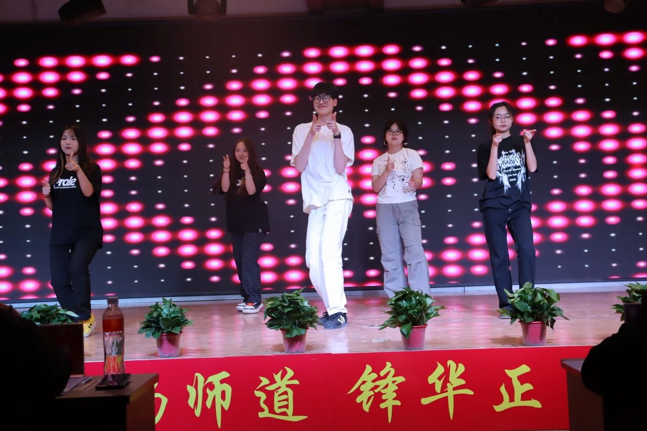 “崇德尚學(xué)揚(yáng)師道，鋒華正茂育新人”三月份教育學(xué)院表彰大會(huì)