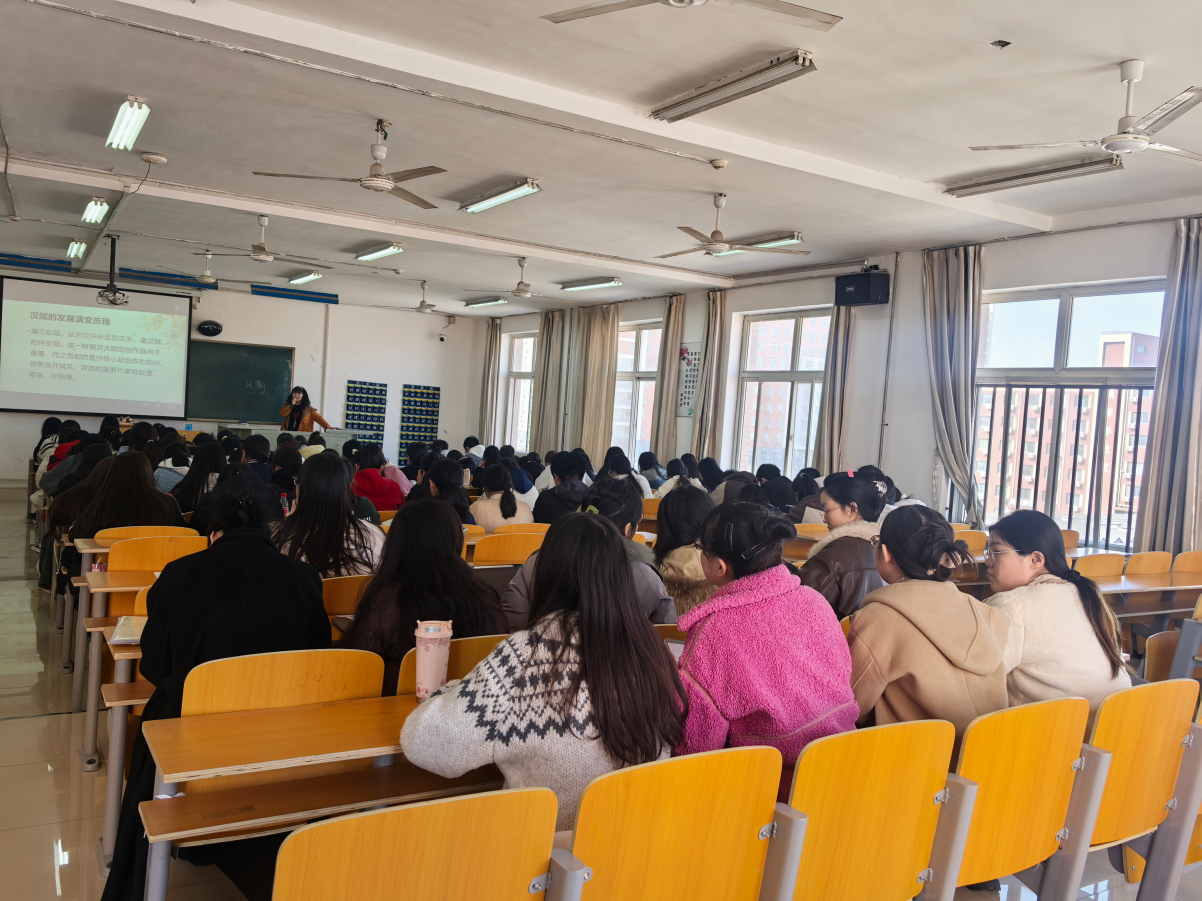 開展示范課觀摩活動(dòng)，共探教學(xué)新路徑