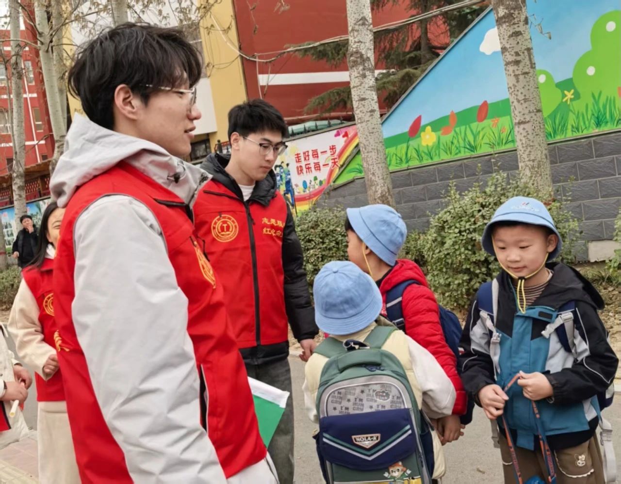 學(xué)生支部 “學(xué)”途有愛，黨員護(hù)航--小學(xué)交通志愿服務(wù)行動