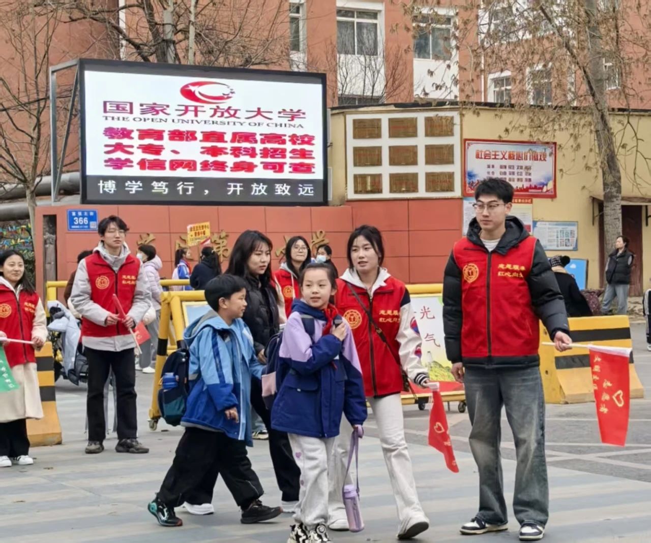 學(xué)生支部 “學(xué)”途有愛，黨員護(hù)航--小學(xué)交通志愿服務(wù)行動