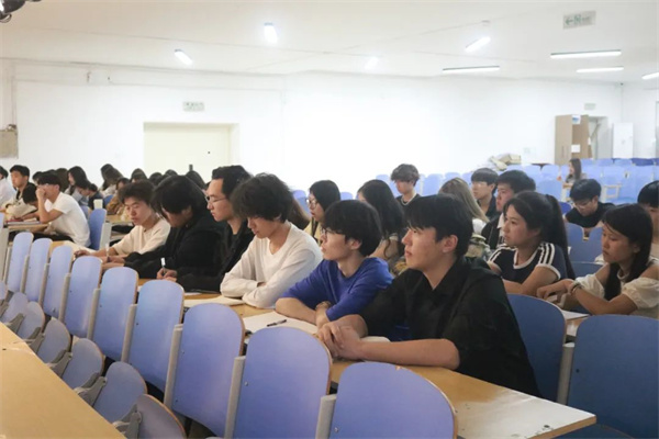 【黨建引領(lǐng)，育人鑄魂】鑄魂育人守初心 思政賦能啟新程——經(jīng)濟(jì)學(xué)院2024級班干部專題培訓(xùn)順利開展