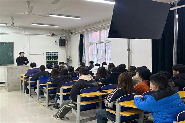 做教育，有心人——“書記進(jìn)課堂”助力學(xué)生發(fā)展