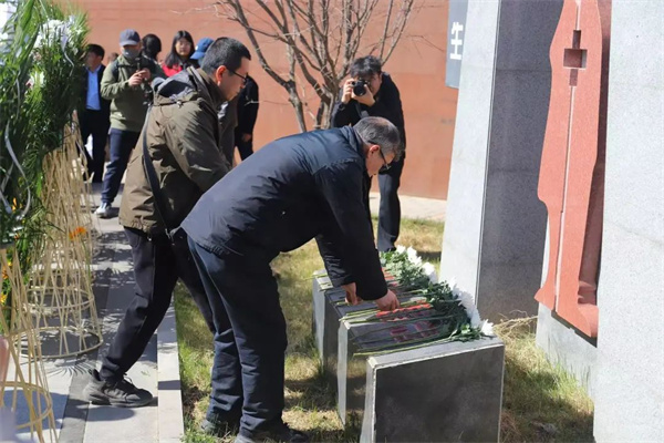 “禮敬捐獻(xiàn)?延續(xù)大愛(ài)”康復(fù)醫(yī)學(xué)院組織師生參加遺體器官捐獻(xiàn)緬懷紀(jì)念活動(dòng)